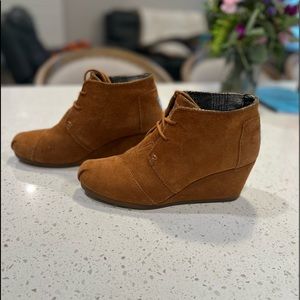 Tom’s Suede Wedge Booties W8